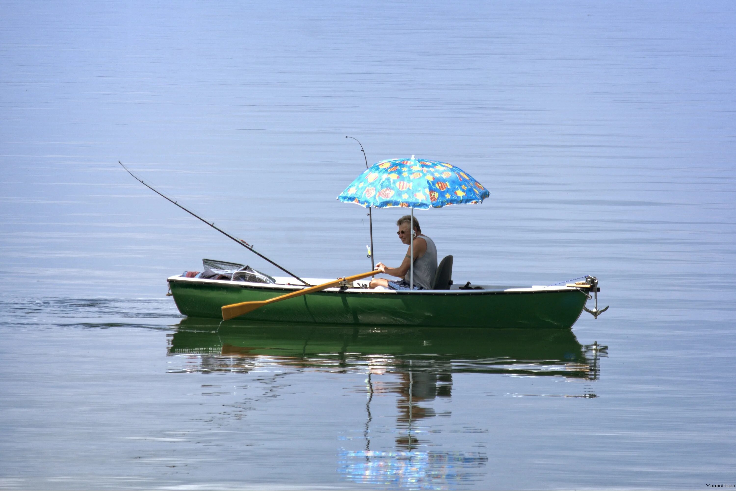 Ловля с лодки весной. Рыбак в лодке на озере. Весельная лодка. Рыбацкая лодка. Лодка для рыбалки.