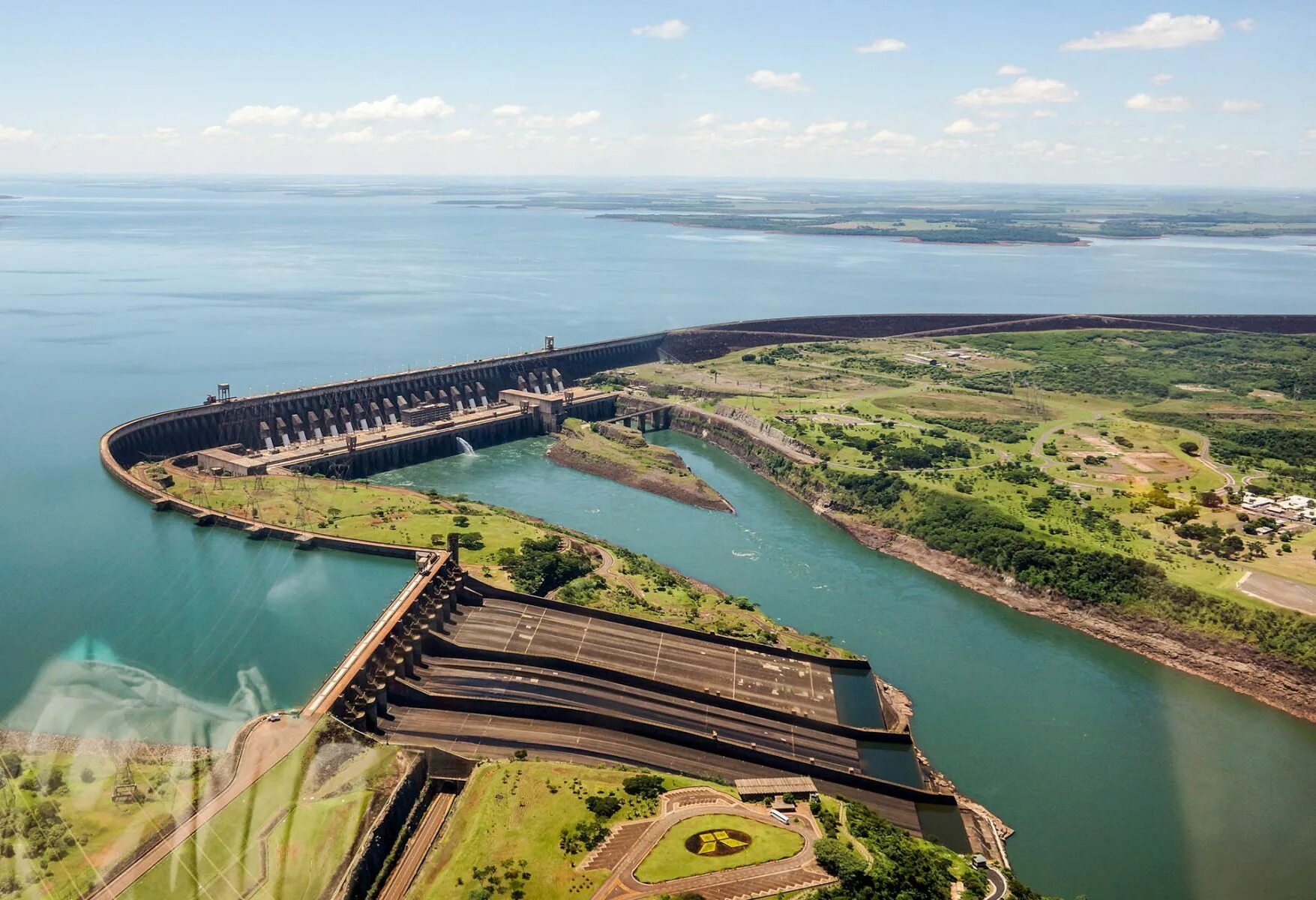 В какой стране крупнейшая гэс. Итайпу Бразилия ГЭС. Плотина Итайпу в Парагвай. Плотина Итайпу в Бразилии. Итайпу, Парагвай/Бразилия.
