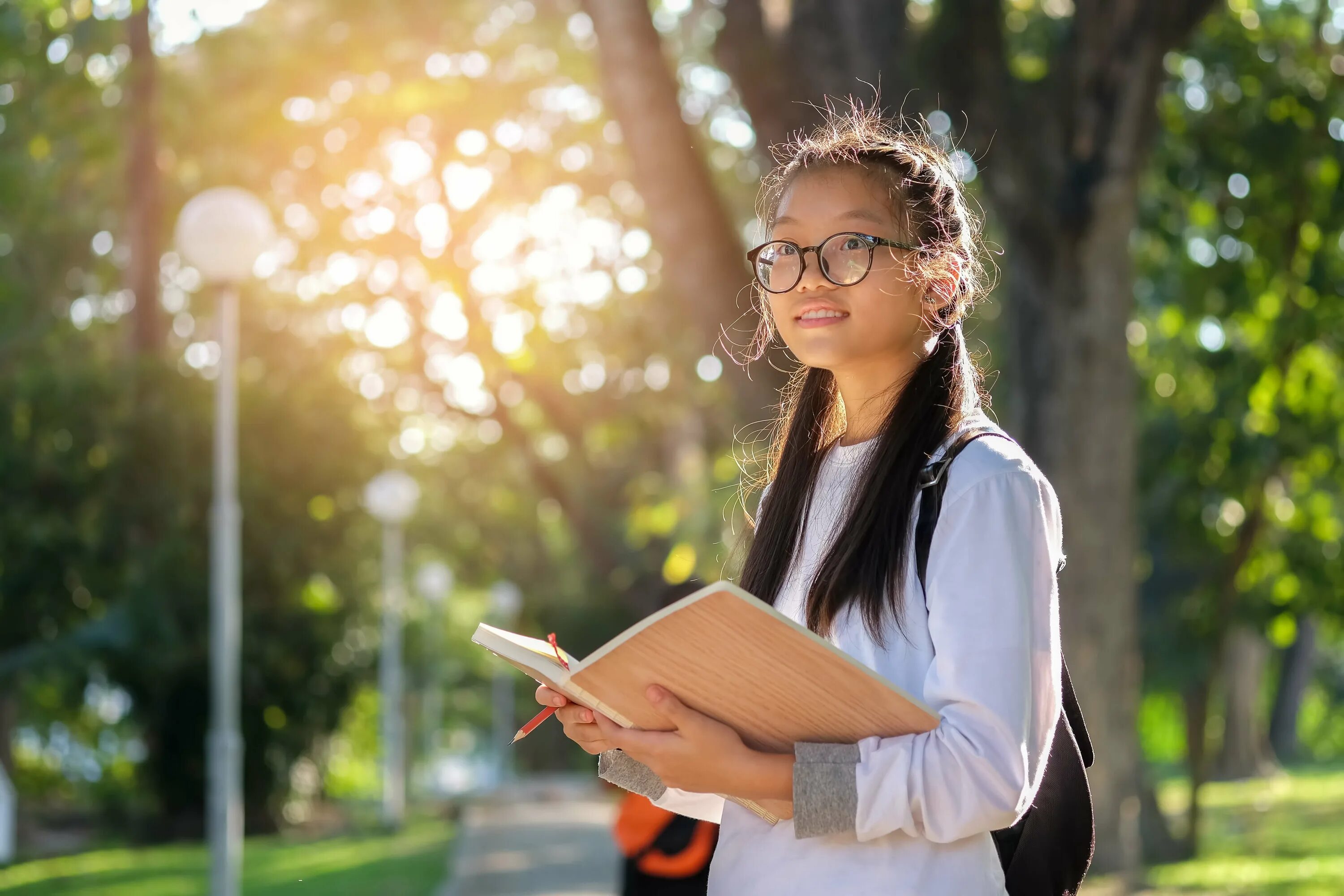 Cute student. Девушки студентки. Ученица в очках. Девушка студентка в очках. Девушки студенты красивые.