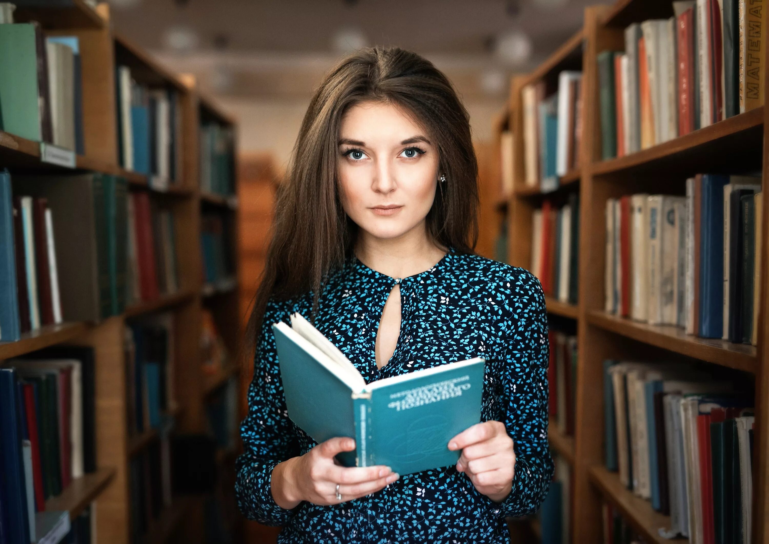 Фотопортрет с книгой. Фотосессия с книжкой. Фотосессия с книгами. Девушка с книгой. Фотосессия с книжкой.