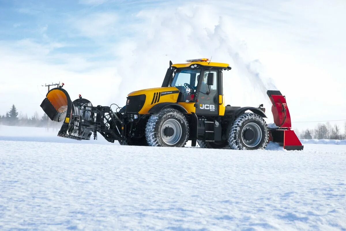 Аренда трактора снег. JCB Fastrac уборка снега. Трактор JCB снегоуборщик. Трактор КДМ снегоуборочный. Шнекороторный снегоочиститель на JCB.