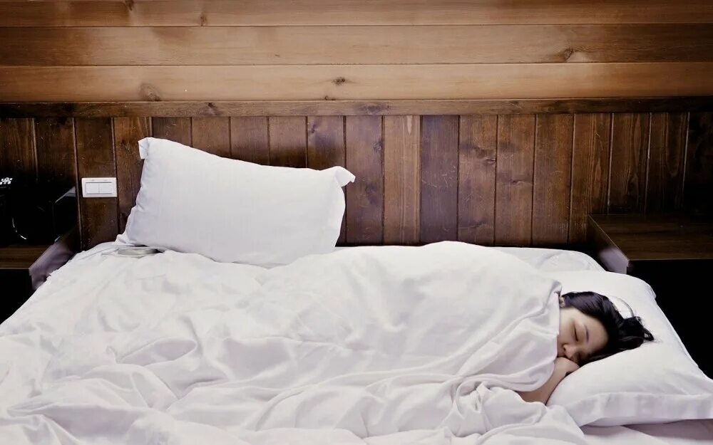 Ноги под одеялом. Лежит на кровати. Почему нельзя спать под одеялом. Человек в кровати под одеялом. Здоровый сон.