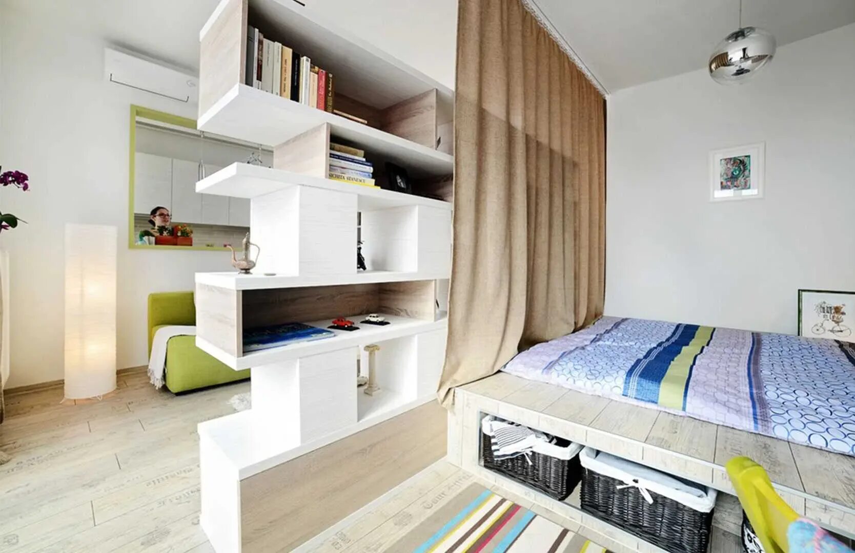 Найти комнату на 2 человека. Зонирование комнаты. Интерьер маленькой комнаты. Кровать в однокомнатной квартире. Дизайнерские решения для квартиры.