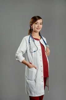 Дәрігер кабинетіндегі қыздың суреттері