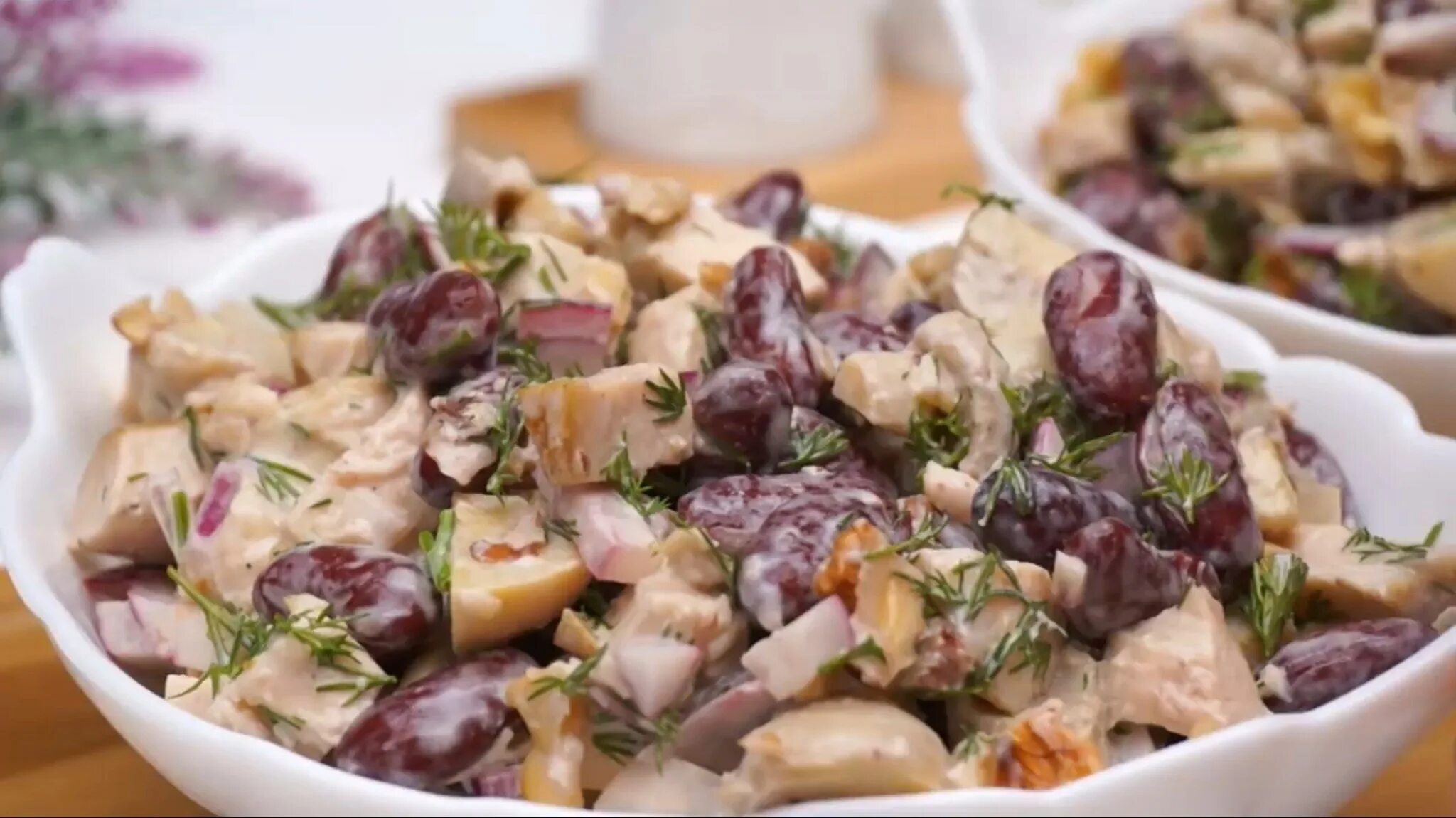 Фасоль яйцо сыр. Салат с красной фасолью и копченой курицей. салат с красной фасолью и копченой курицей и сухариками. салат с фасолью и грибами. салат с копчёной грудкой и фасолью.