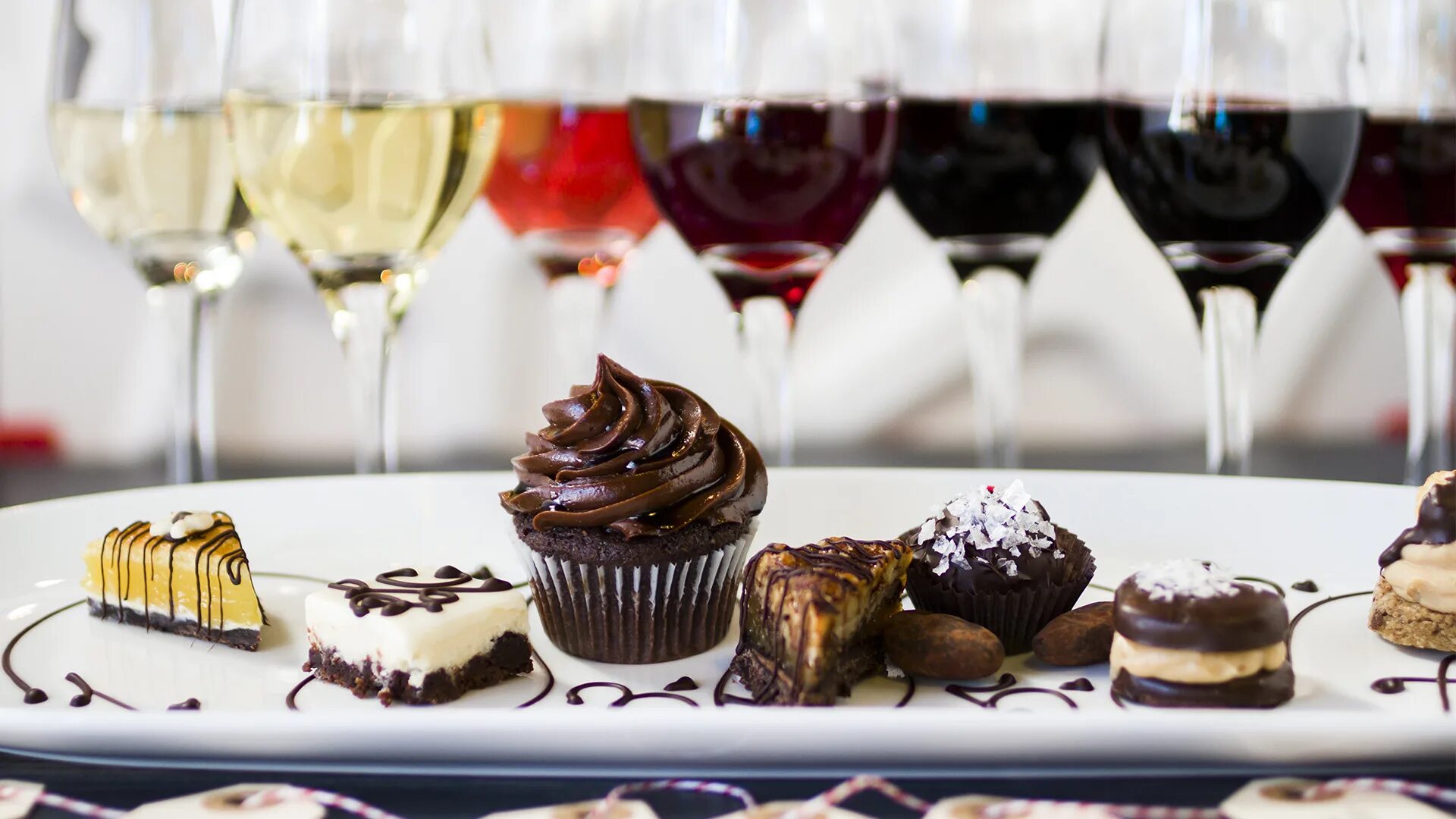 шоколадка с игристым вином. вино и шоколад. альпен гольд молочный шоколад калорийность. альпен голд какао бобы. шампанское и шоколад.