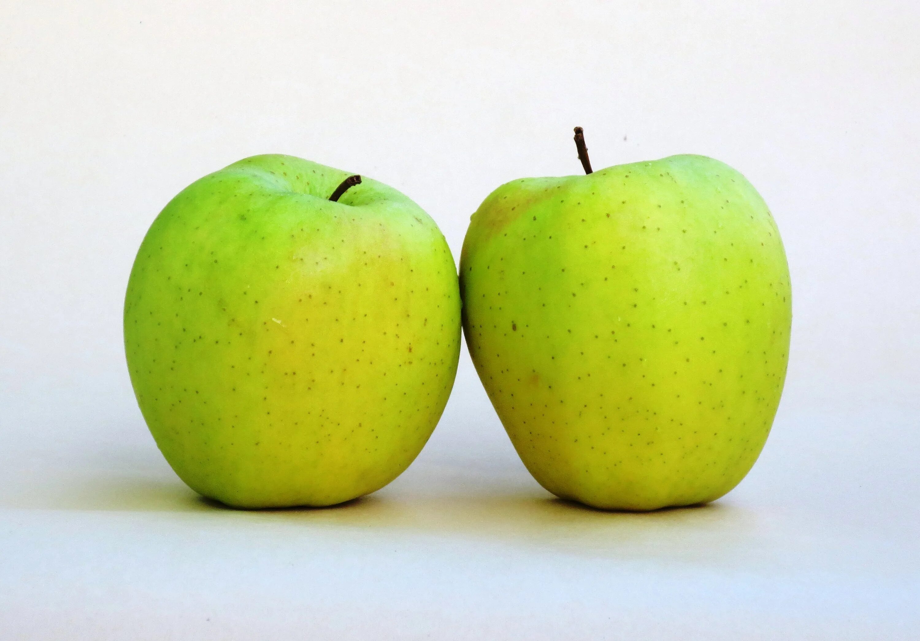 2 яблока. Яблоко-груша Голден Делишес. Яблоки Голден и ГРЕННИ Смит. Яблоки ГРЕННИ Голд. Яблоко ГРЕННИ Смит калорийность.