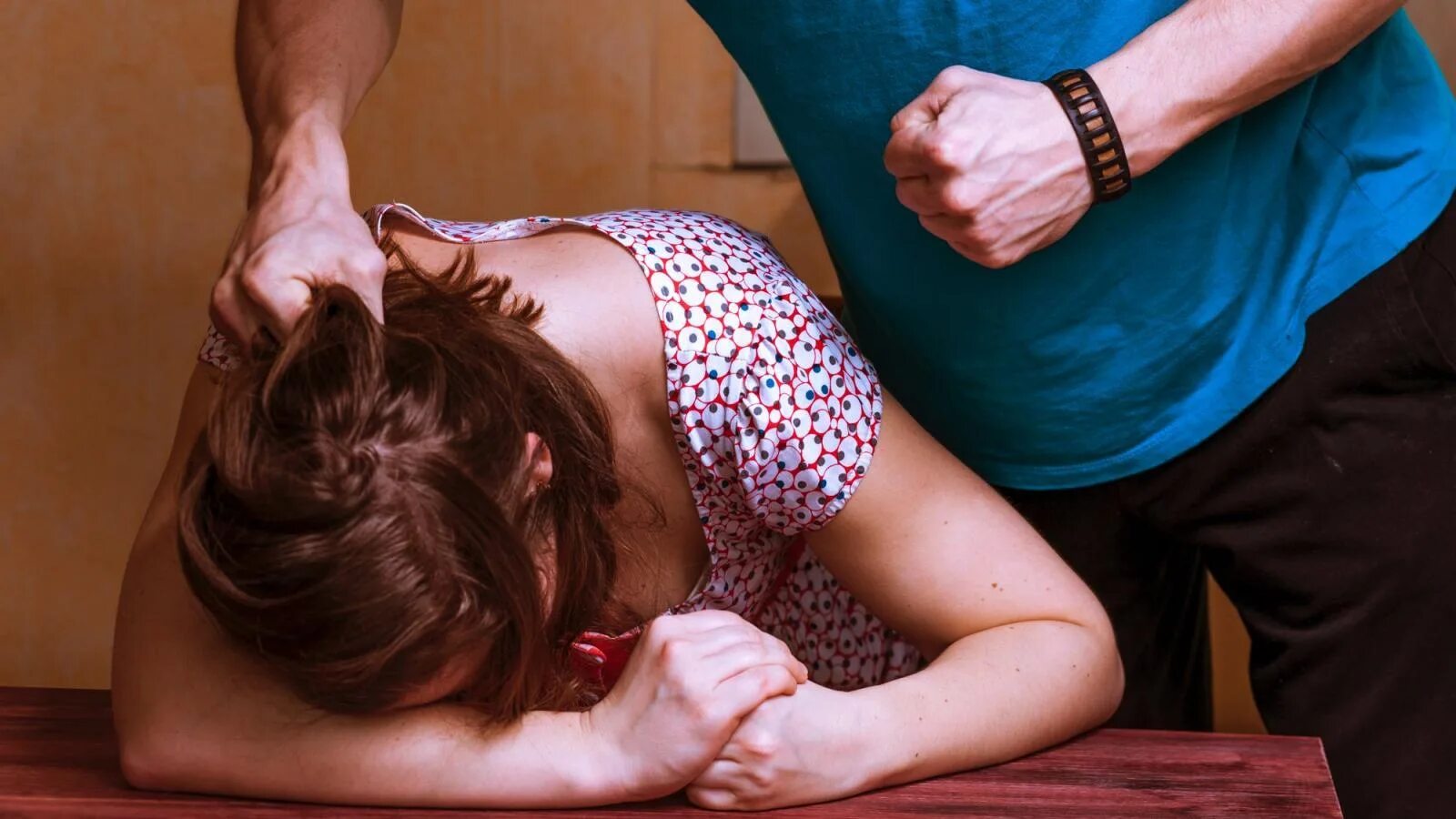 Связанные женщины. Мужчина доминирует. Завязанный рот и глаза. Связать руки. Девушку завязывают и бьют.