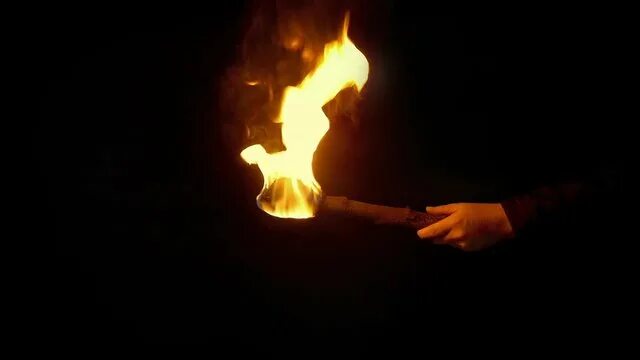 Факел светится в руке 1.19. Человек с факелом в темноте. Факел в руке. Человек с факелом в руке. Факел во тьме.