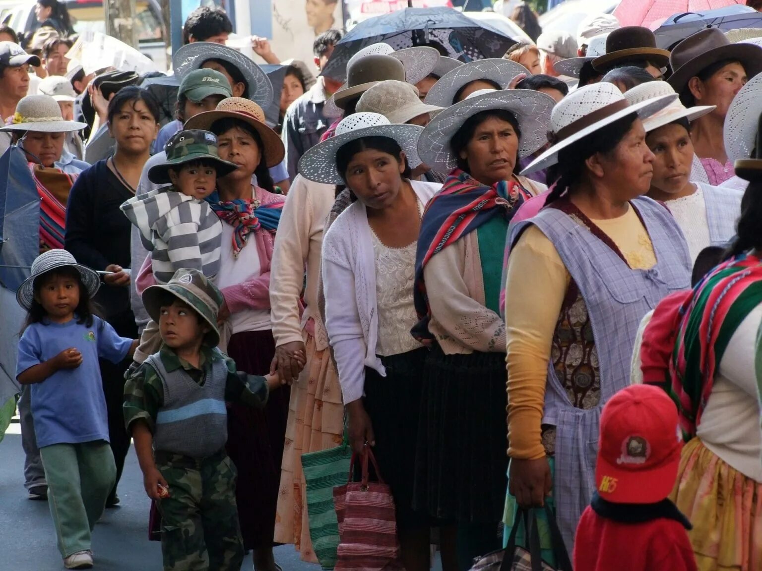 Пестрое население. Боливия испаноязычные боливийцы. Народы Южной Америки боливийцы. Чили жители чилийцы. Население Перу перуанцы.