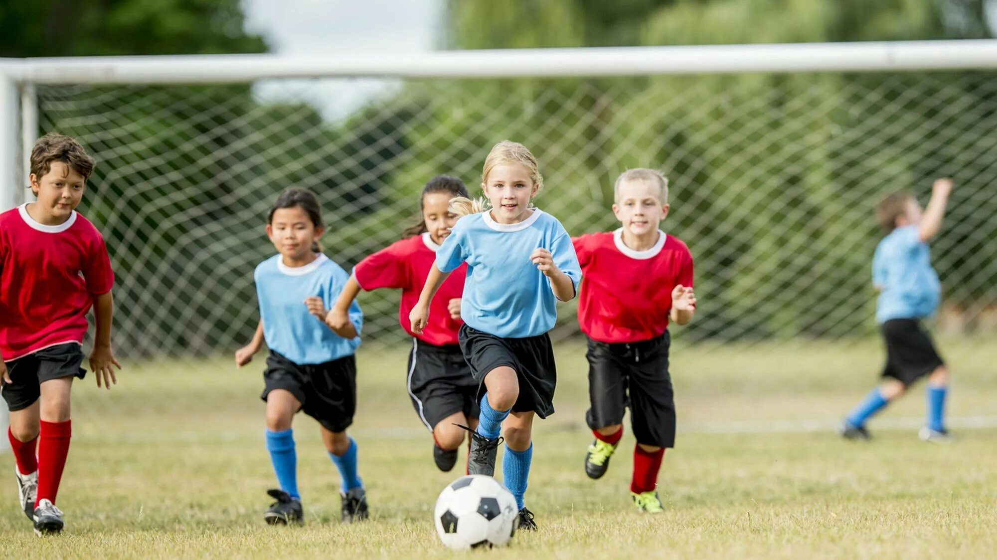 Детский футбол. Спорт футбол дети. Дети играющие в футбол. Занятия футболом. Летом играем в футбол