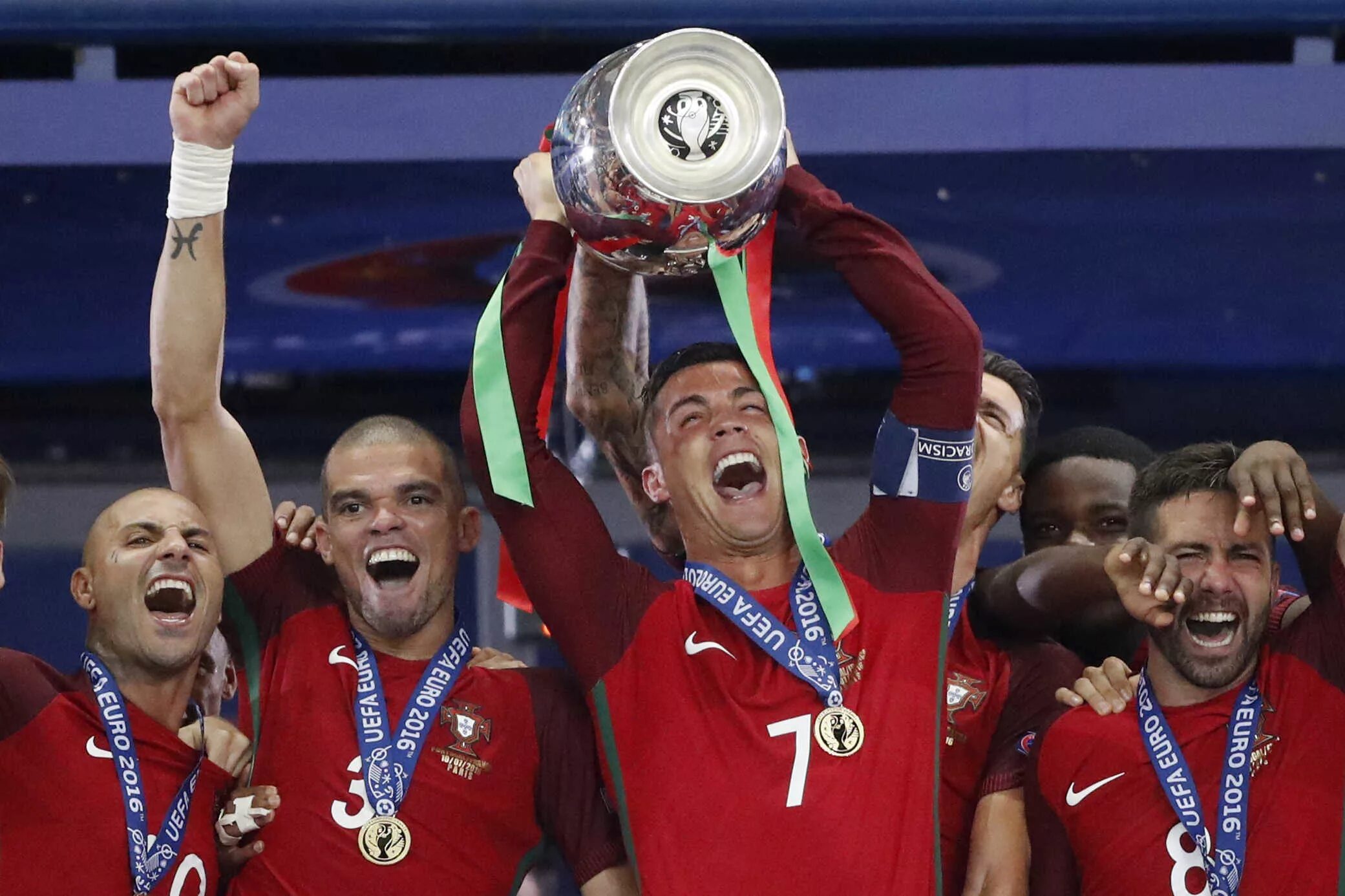 Португалия чемпион Европы по футболу 2016. Чемпионская сборная Португалии. Португалия чемпион Европы 2016. Победа Португалии на евро 2016.