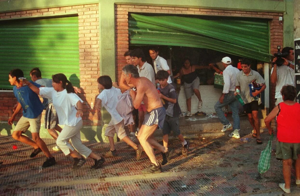 Кризисы аргентины. Дефолт в Аргентине 2001. Кризис в Аргентине 2001. Аргентина кризис. Экономический кризис в Аргентине 2001.