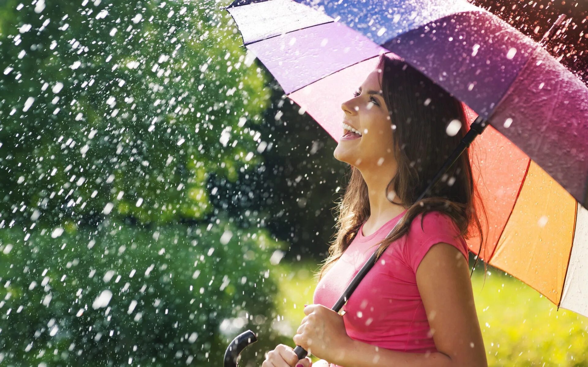 Летний дождь. Девушка с зонтом летом. Счастливая девушка. Девушка с зонтиком от солнца.