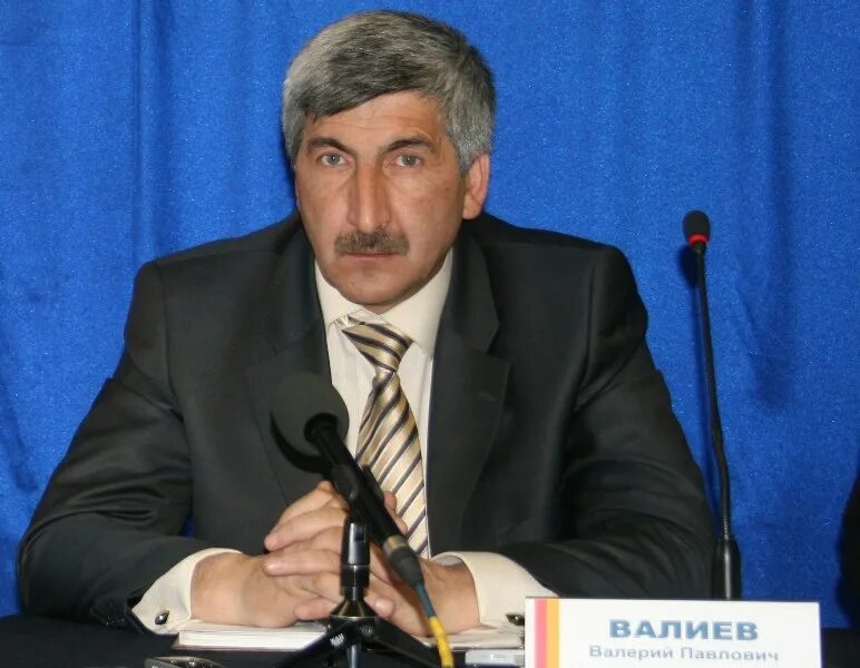 Алиев валиев. Тулуп фигурное катание. Алиев валиев. Алиев валиев. Алиев и валиева.