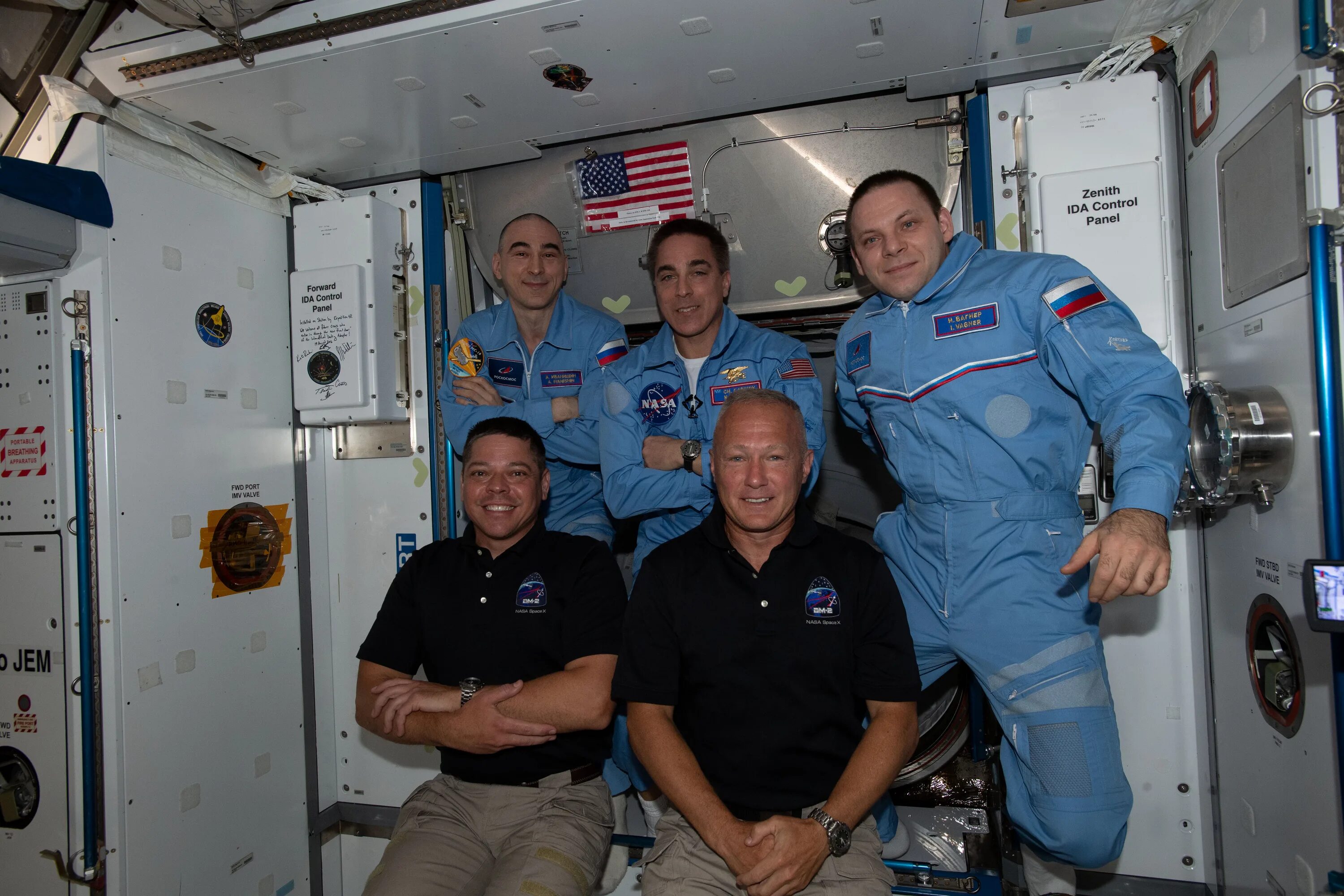 Самый возрастной командир экипажа мкс. Экипаж МКС Вагнер Иванишин Кэссиди. Экипаж МКС сейчас на орбите. Crew Dragon на МКС.