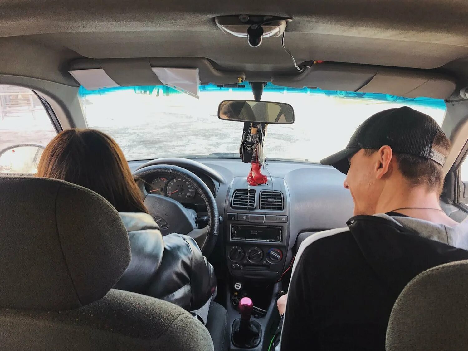 девушка инструктор по вождению. инструктор по экстремальному вождению. инструктор по экстремальному вождению. контраварийное вождение москва инструктор. машина инструктора.