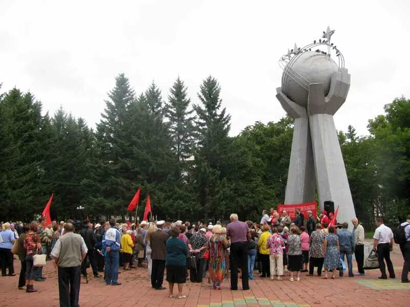 Площадь дружбы народов. Площадь дружбы Биробиджан. Площадь дружбы народов Архангельск. Памятник дружбы Биробиджан. Сквер дружбы народов Биробиджан.