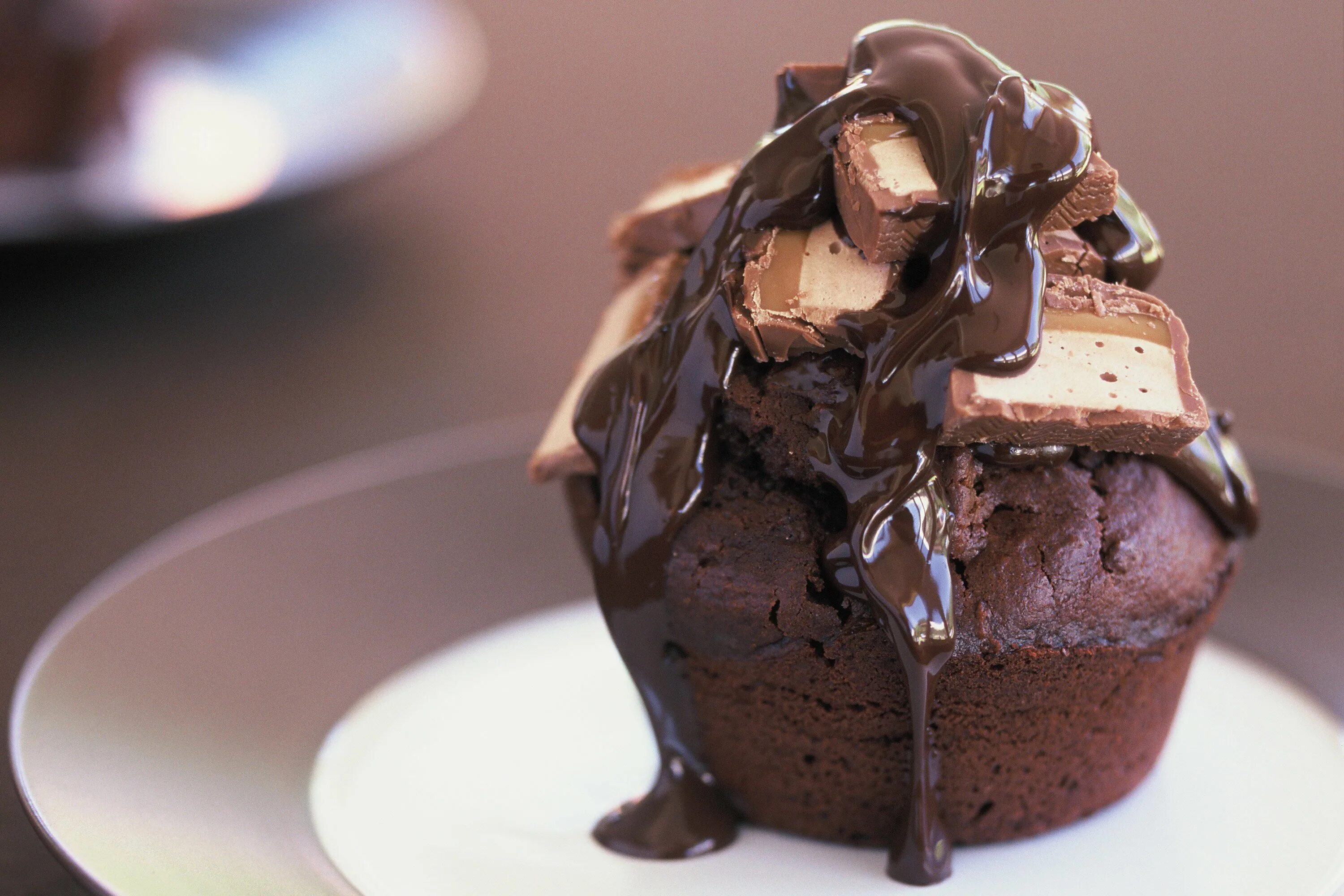 Шоколадный пудинг Фаберже. Шоколадный пудинг Фаберже $34500. Десерт с шоколадом. Красивые Десерты из шоколада.