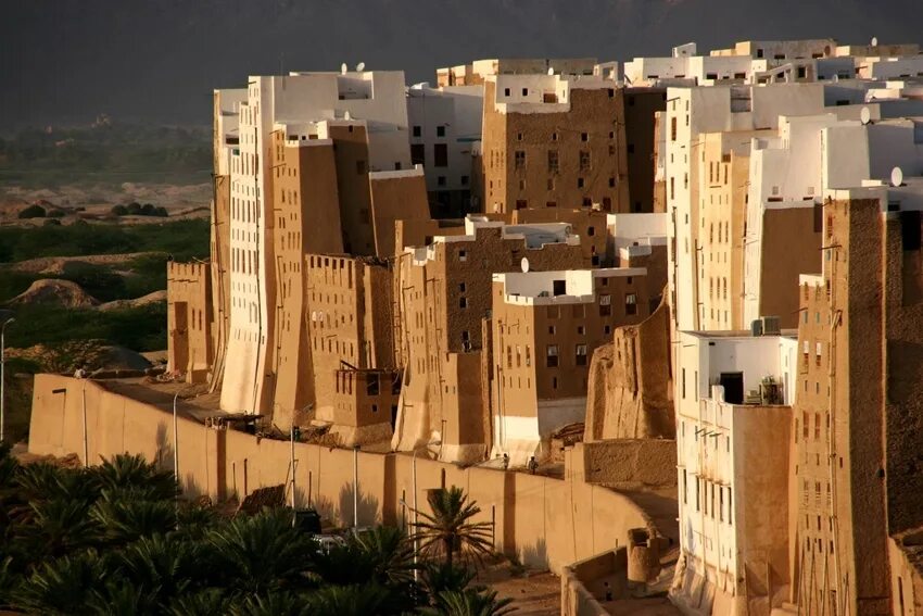 Строительство городов из глины какая страна. Город Шибам в Йемене. Архитектура древний город Шибам в Йемене. Йемен Шибам небоскребы. Шибам город глиняных небоскребов.