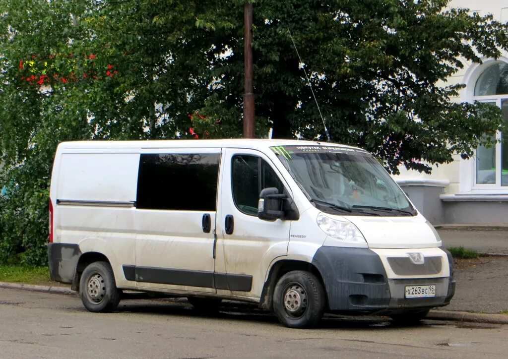 Куплю пежо фургон бу. Peugeot Boxer Грузопассажирский. Грузопассажирский Peugeot Boxer 2010. Пежо боксер полугрузовой. Грузопассажирский фургон Пежо белый 2004.