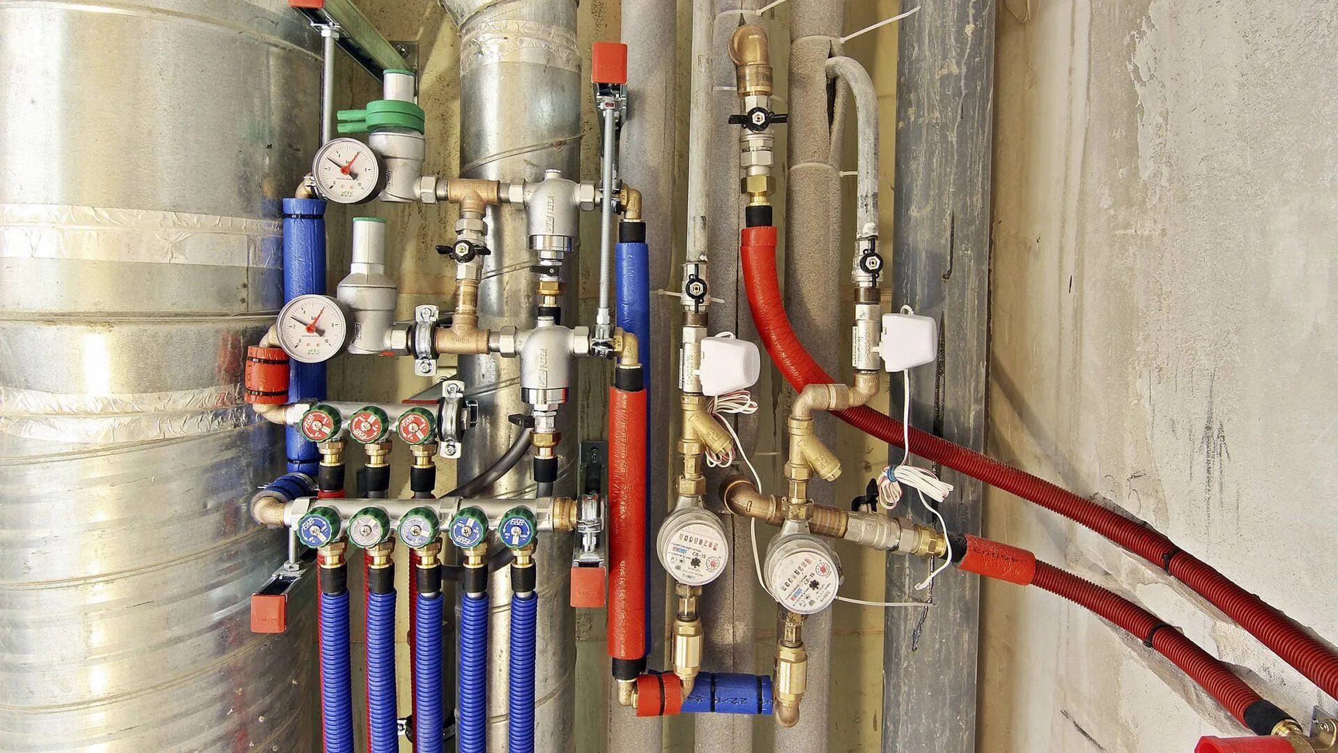 монтаж водоснабжения. трубы водопровод в доме. водопровод в доме. водопровод в доме. сантехника и отопление.