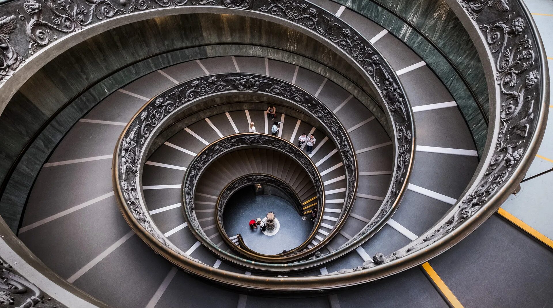 Спираль Фибоначчи в архитектуре. Bramante Staircase. Фибоначчи спираль arxitektura. Спираль в архитектуре