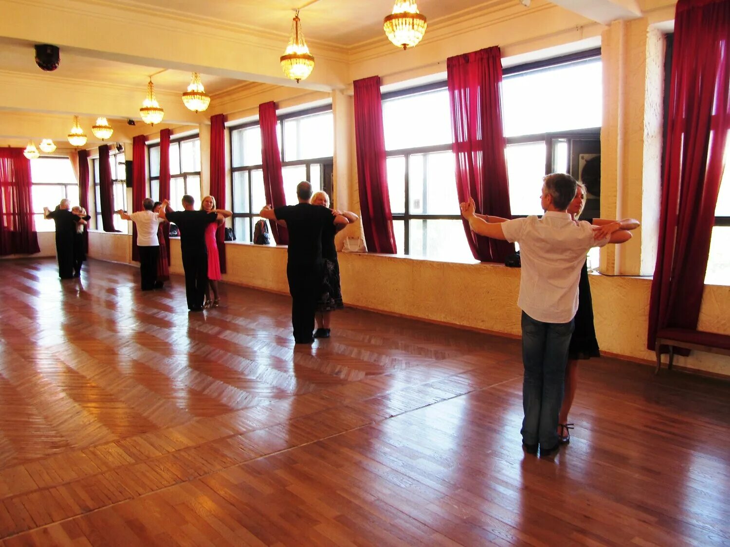 кружок танцев взрослые. танцы для начинающих взрослых. школа танцев для взрослых. занятия танцами взрослых спб. школа танцев в москве для начинающих взрослых.