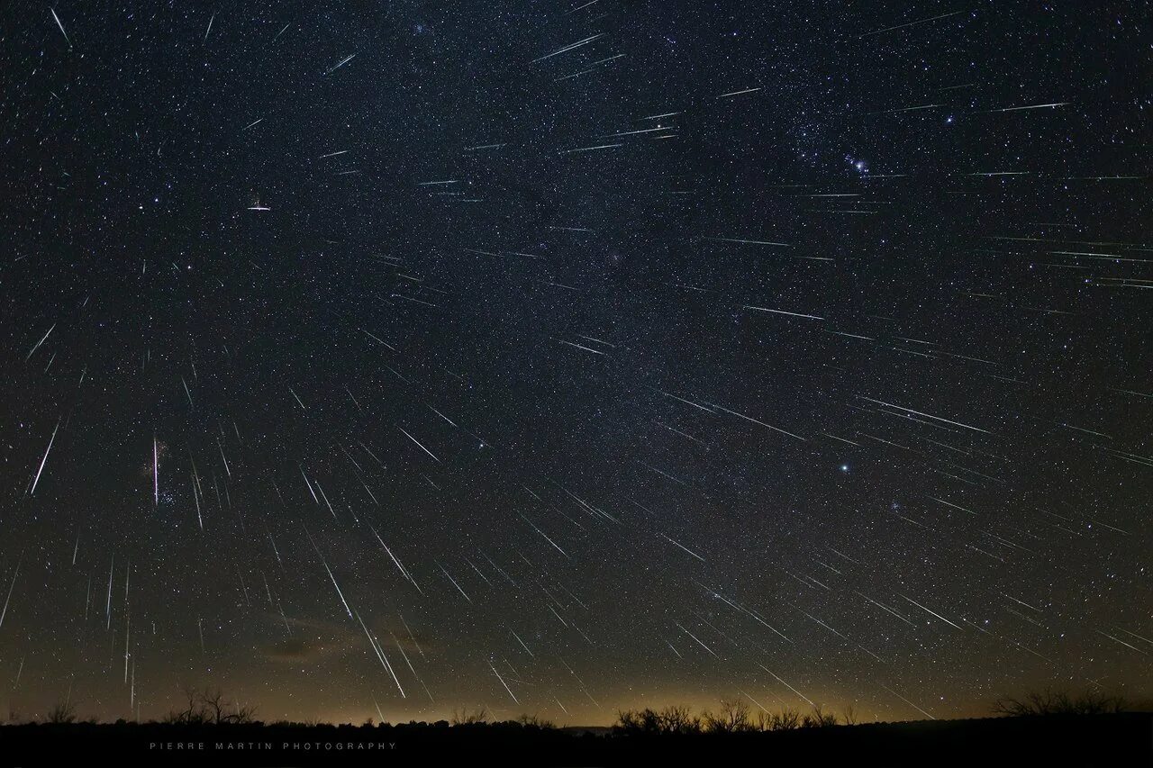 Метеор дождь. Метеоритный дождь 2021 август. Дракониды метеорный поток 2020. Метеор дождь. Метеорный поток тау-геркулиды.