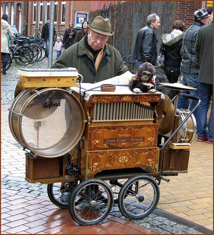 шарманщик итальянский 18 век. старый шарманщик карло. шарманка 17 века италия. шарманка музыкальный инструмент старинная. штурмманка музыкальный инструмент.