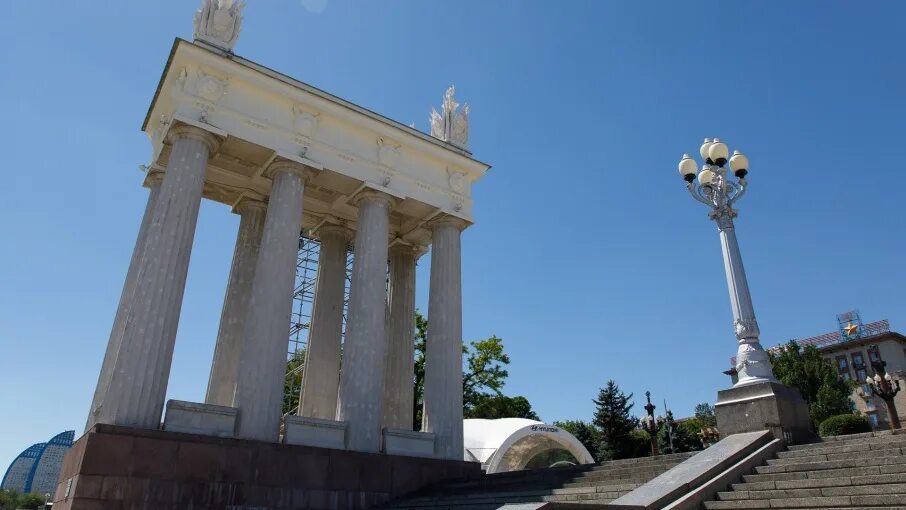 Колоннада в сухуми. Колоннада набережная волгоград. колоннада волгоград. набережная волгоград пропилеи. приволжтрансстрой волгоград.