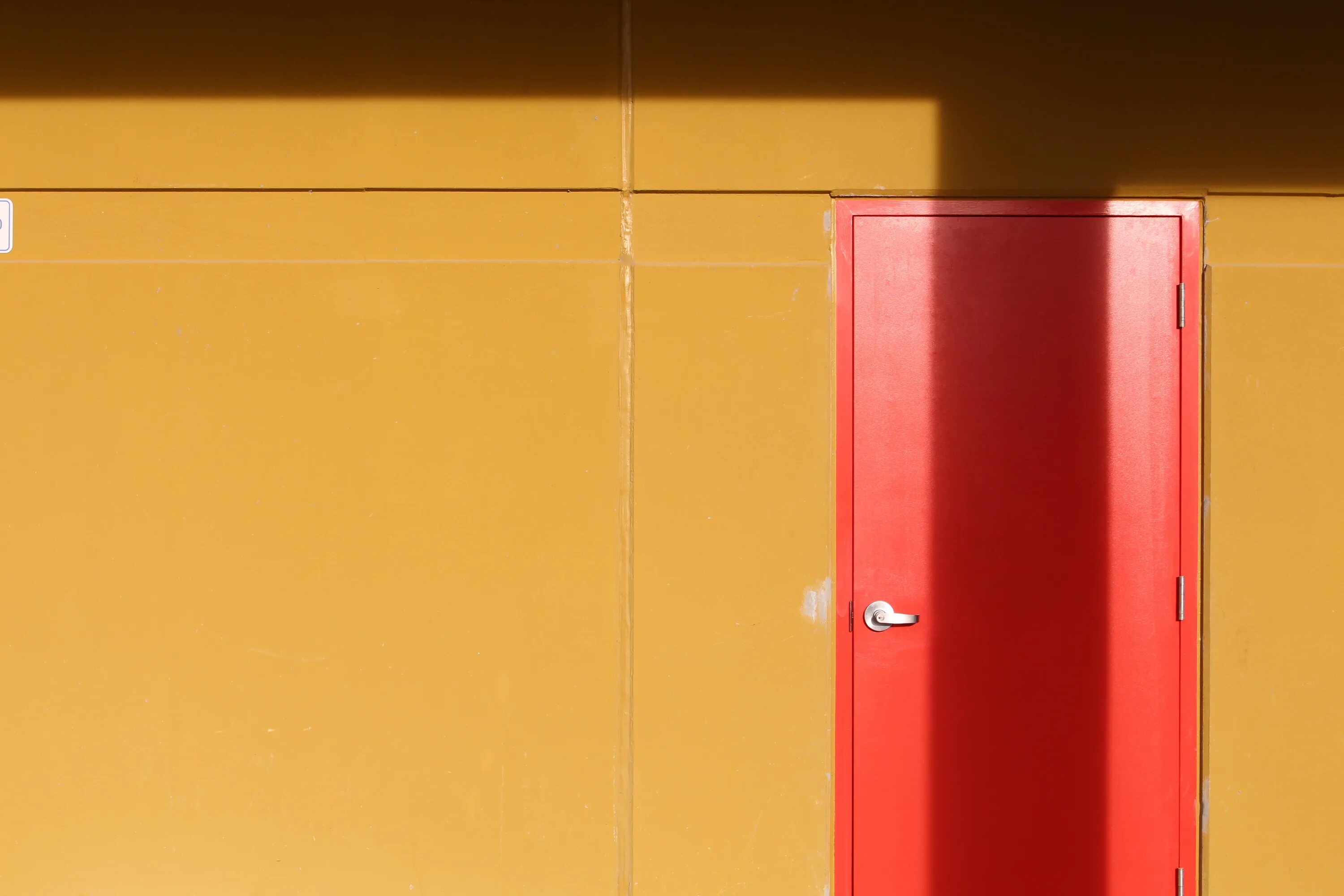 Желтая дверь. Красная дверь. Дверь красная на желтом. Красная дверь желтая дверь игра.