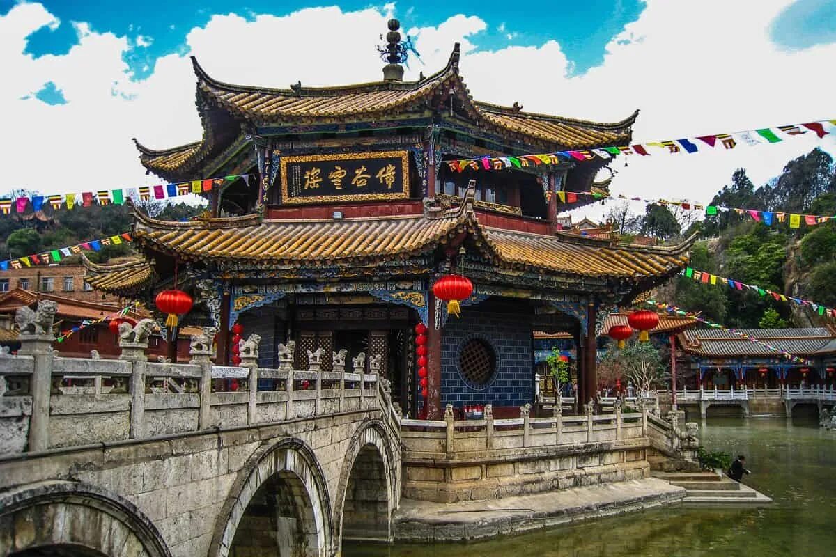 Первое описанное путешествие в китай. Храм юаньтун, Куньмин. Храм "Лунчуан" в Пекине. Гуйян Китай достопримечательности. Куньмин зима Китай.