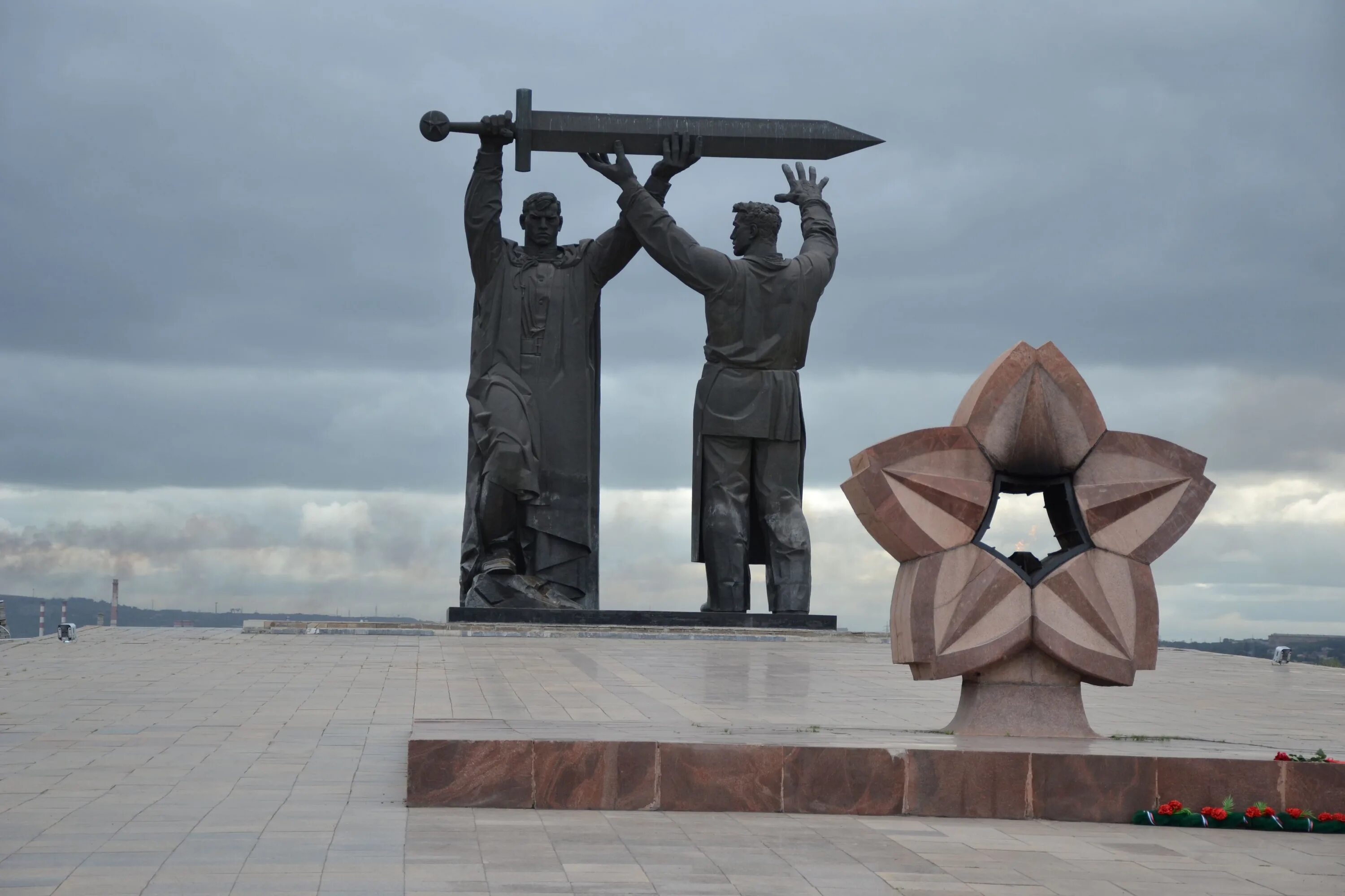 монумент тыл фронту в магнитогорске. высота памятника тыл-фронту в магнитогорске. памятник тыл фронту в магнитогорске. тыл фронту в память. памятник фронт тылу магнитогорск монумент.