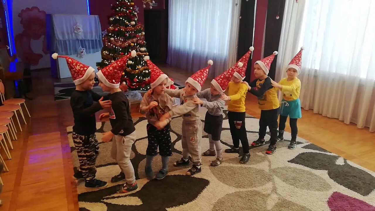 Гномик на утреннике в детском саду. Танец гномиков с мячами для детей средней группы на новый год. Новогодние гномы утренник. Гномик на утреннике в детском саду. Гномики на новогоднем утреннике.