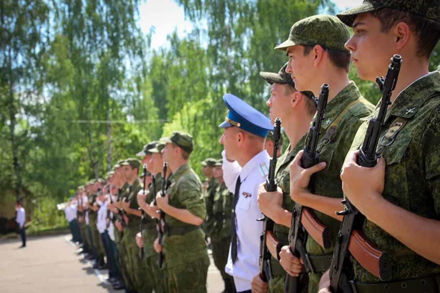 Ритуал воинской присяги. Ритуал приведения к военной присяге. Присяга в военном центре МГУ. Школа подготовки сержантов. Солдаты на присяге фото издалека.