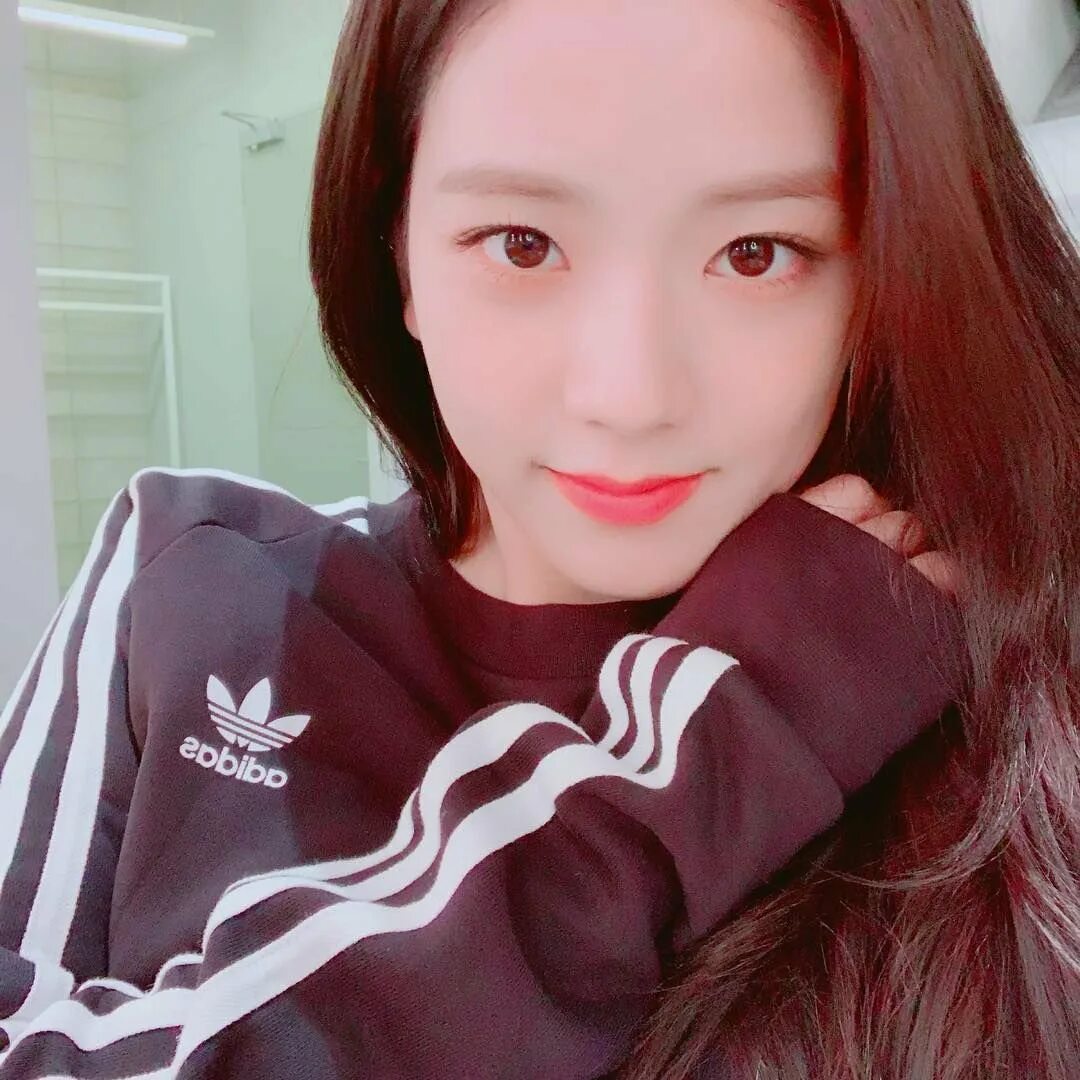 Джитсу милая. Джису BLACKPINK. Kim Jisoo селфи.