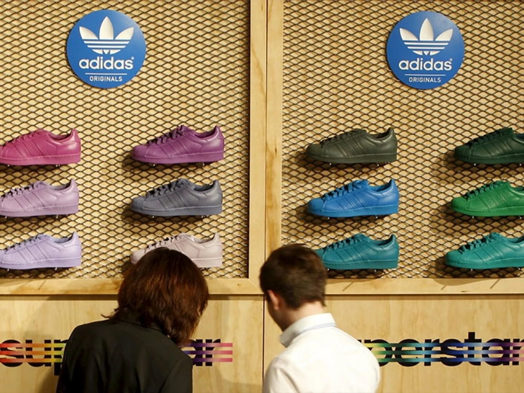 Adidas компания. Адидас Нюрнберг кроссовки. Музей адидас в Германии. Где производят адидас. Adidas company