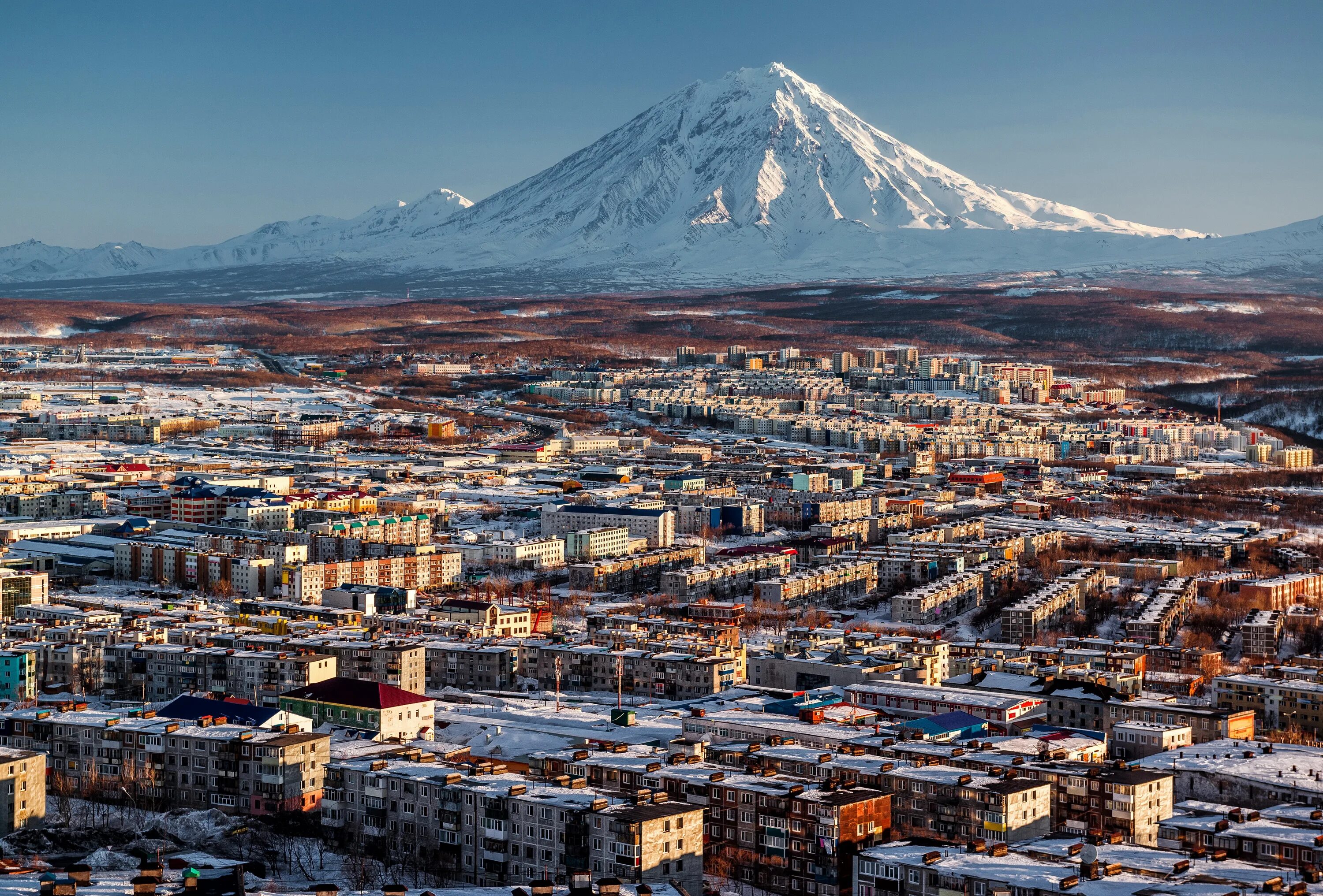 Население петропавловска. Камчатка Петропавловск-Камчатский Спока. Основание Петропавловска-Камчатского. Петропавловск-Камчатский апрель. Гора Атбасар Петропавловск-Камчатский.