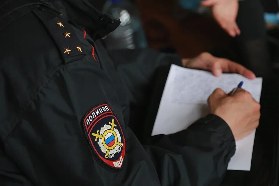 Решение о проверках полиции. Полиция. документы полиции. профилактическое мероприятие &quot;правопорядок&quot;. полицейский проверяет документы.