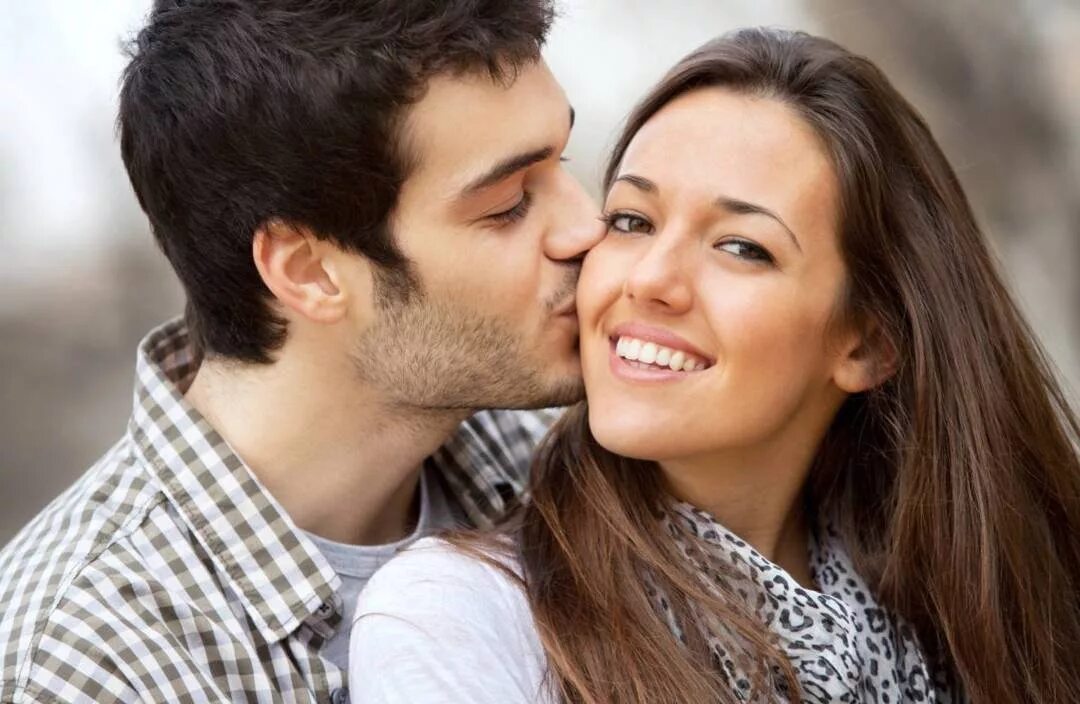 Мужчина и женщина картинки. Поцелуй в щеку. Поцелуй в щечку. Парень целует в щечку. Влюбленный взгляд парня.