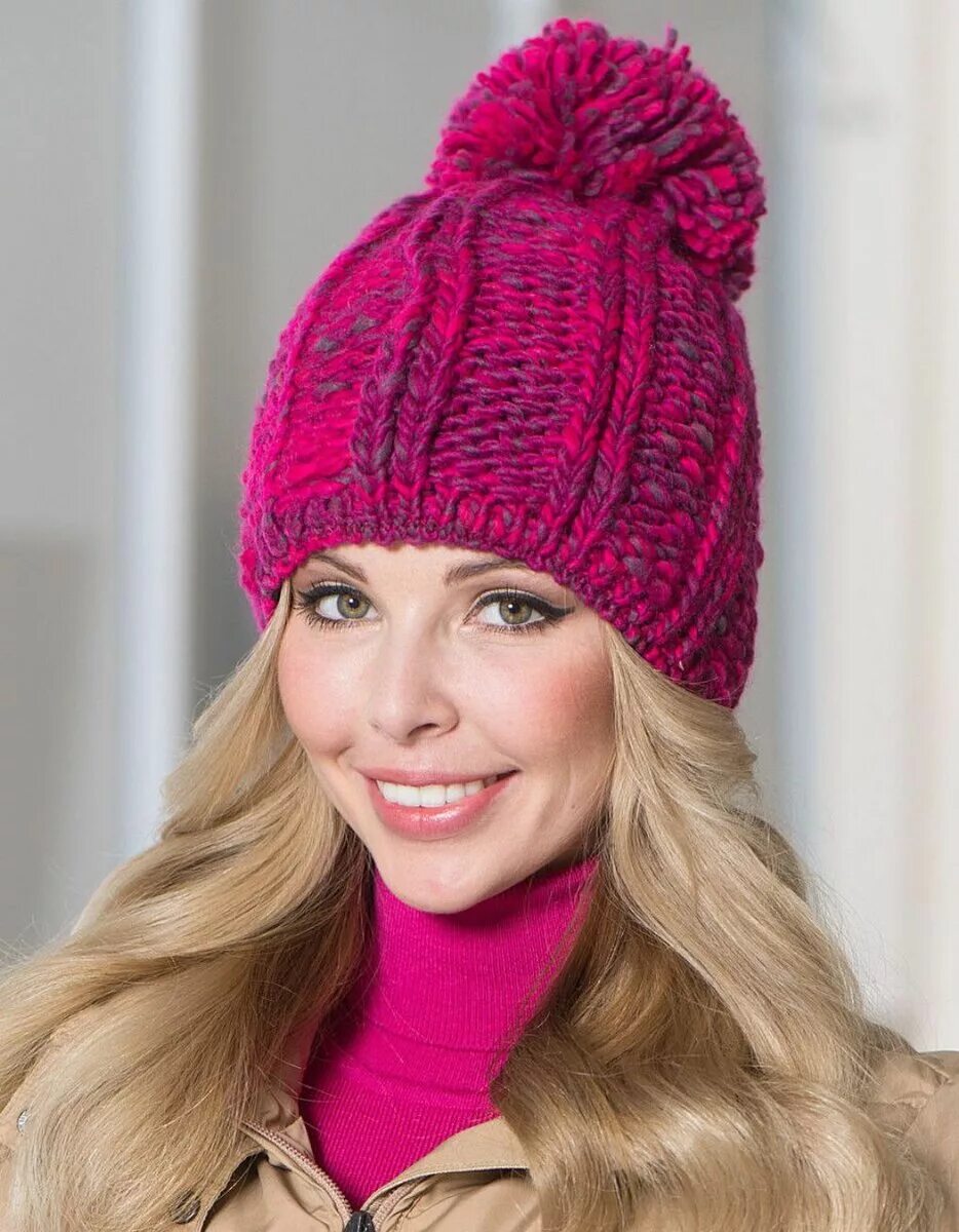 модные шапки 2023 спицами. модные шапки 2023 женские. модные шапки 2023 спицами. шапка вязаная. модные вязаные шапки.