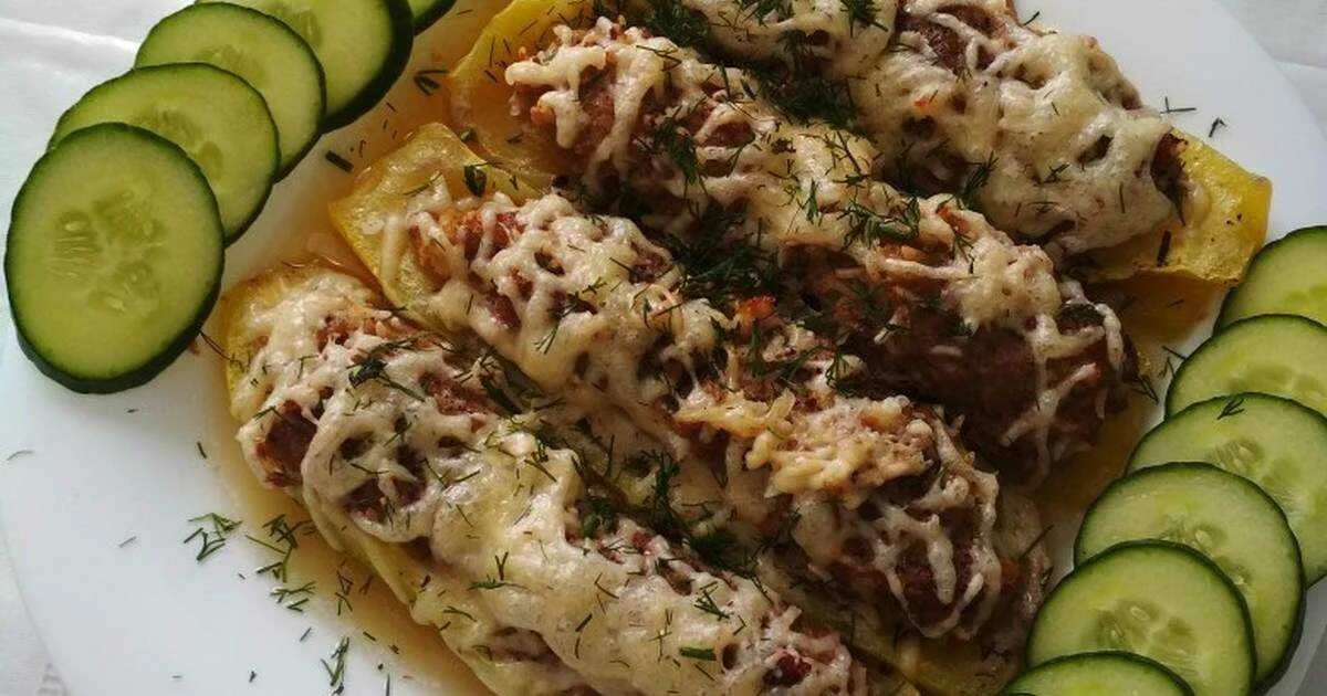 Мясной фарш кабачки рецепт. Сувлаки из кабачков с фаршем. лодочки из фарша. закуски на праздничный стол простые из кабачков из фарша. рецепт фаршированных кабачков с мясным фаршем лодочкой.