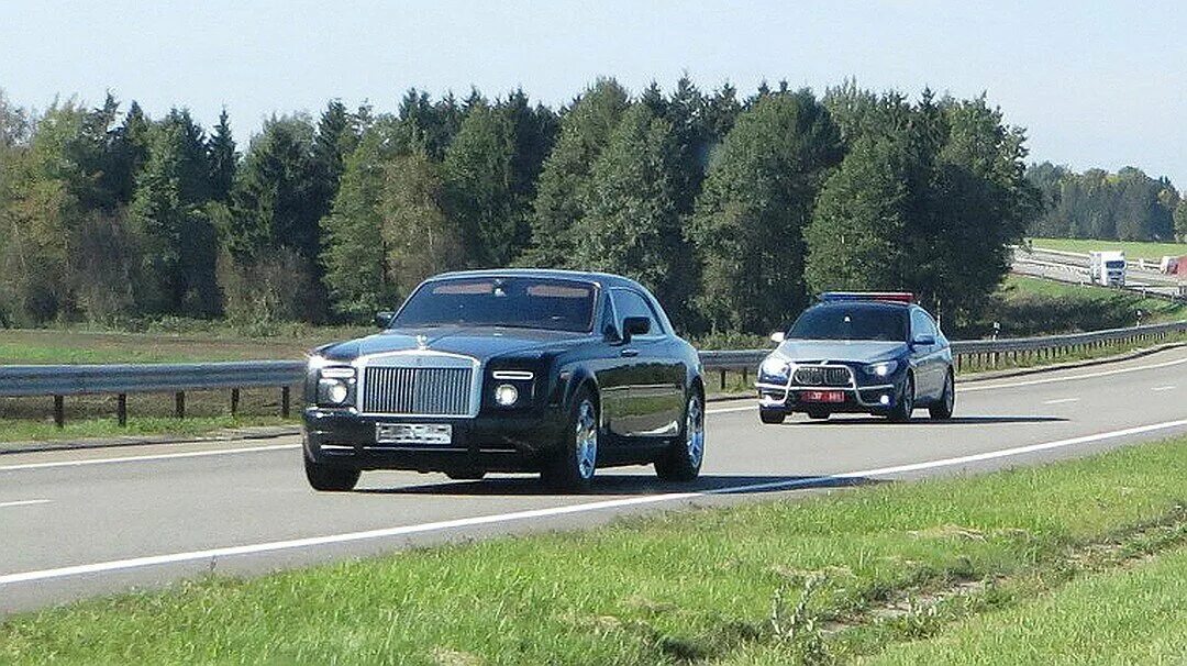 Почему машины в белоруссии. Лукашенко rolls royce. кортеж лукашенко. майбах лукашенко. машины президента белоруссии.