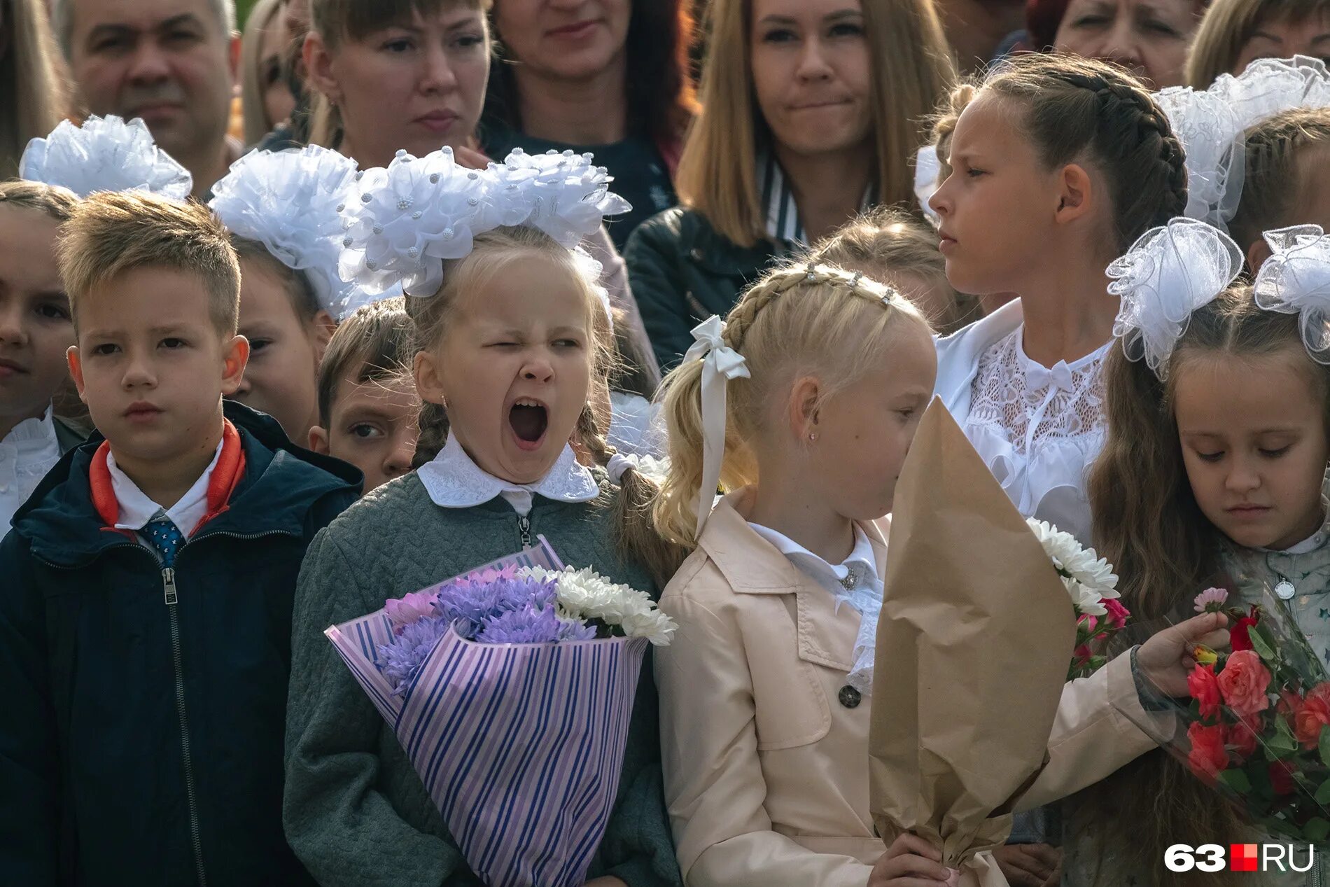 Пойдут ли в школы 1 сентября. Школьники 1 сентября. 1 Сентября линейка в школе. Школьники на линейке 1 сентября. Линейка в школе старшеклассники.