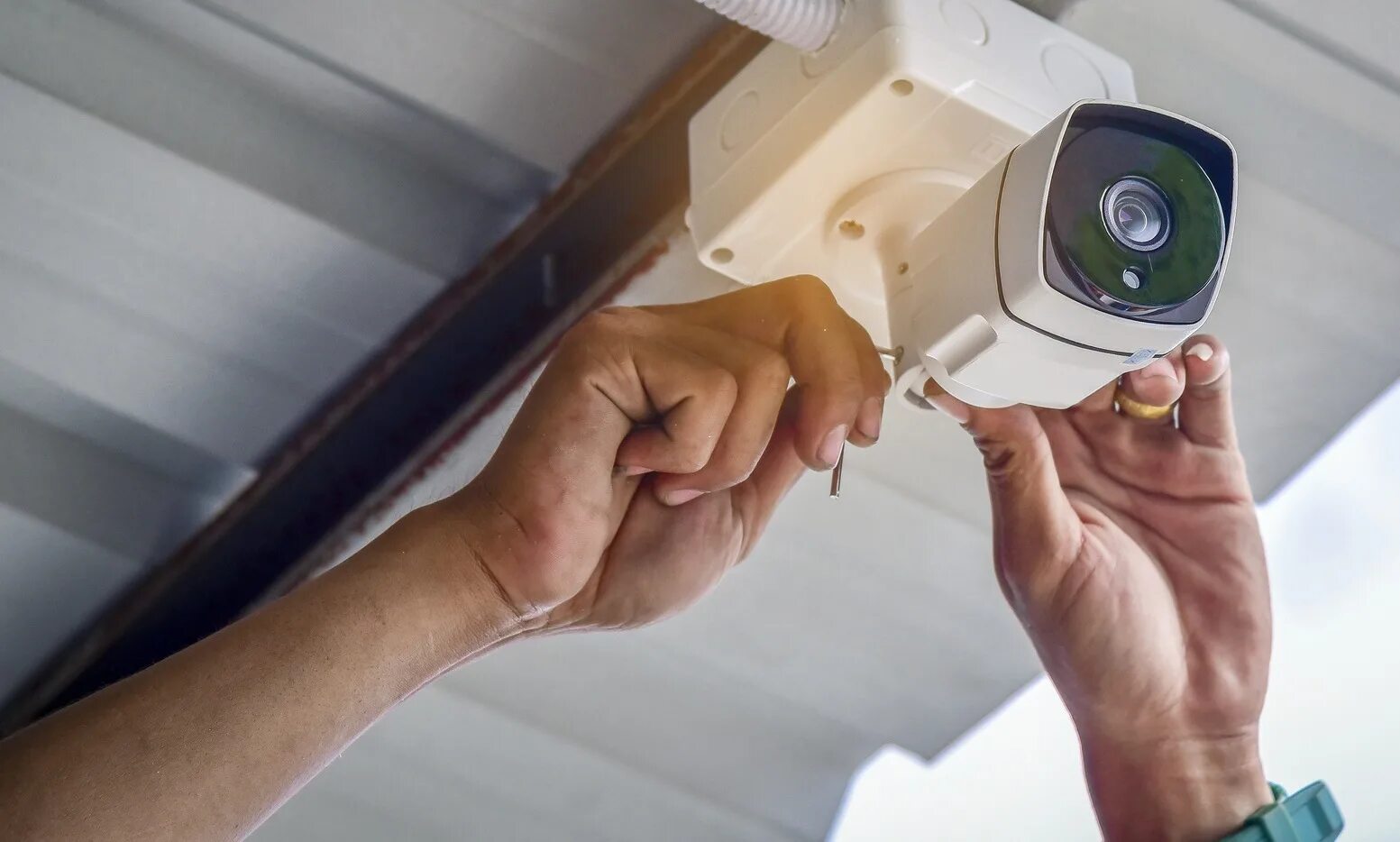 Как сделать домашнею камеру. Security Camera installation. Системы видеонаблюдения (CCTV). Монтаж систем видеонаблюдения. Монтаж видеонаблюдения.