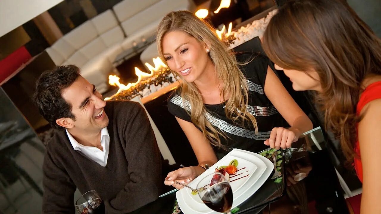 His friends in the restaurant. Go to a restaurant. Люди в ресторане. Ресторан с посетителями. Семья в ресторане.