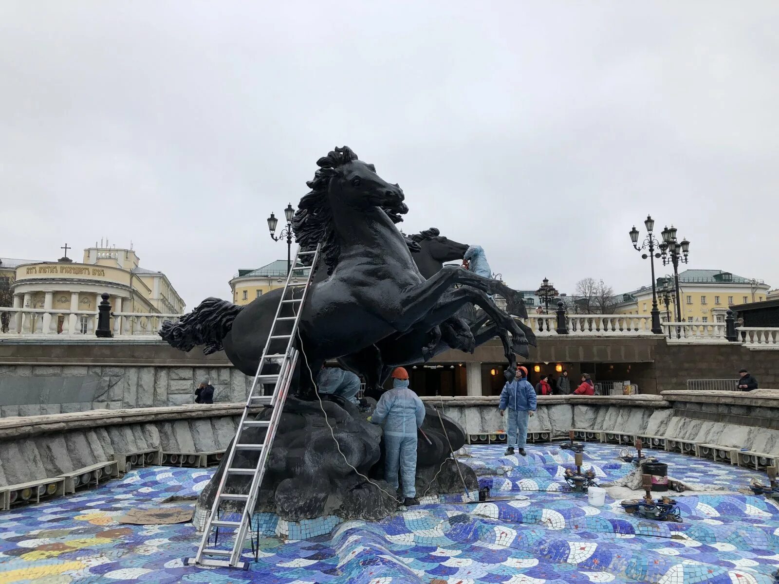 Парк Горького Москва фонтан. Заброшенные фонтаны Москвы. Фонтаны на Московской. Часы на Манежной площади. Когда включают фонтаны в москве 2024