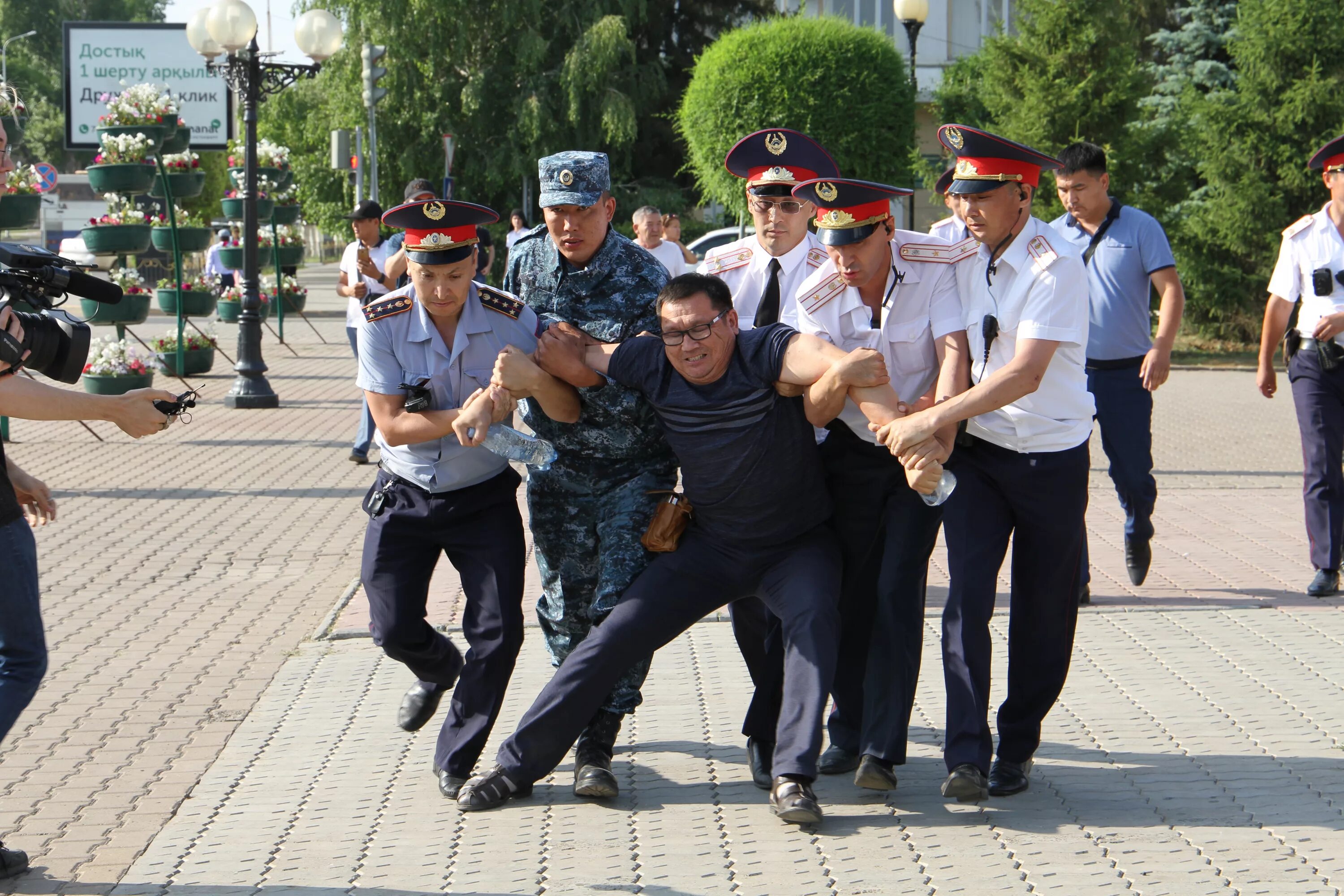 Новости казахстана костанай. Митинги в Казахстане. Полиция в Уральске. Уральск Казахстан полиция. Абайский отдел полиции Уральск.