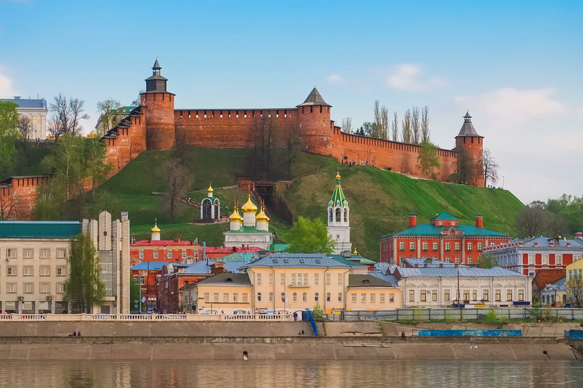 В каком новгороде находится кремль. Нижегородский кремль нижний новгород. кремлевская стена нижний новгород. нижн й новгород кремль. нижегородский кремль достопримечательности нижнего новгорода.